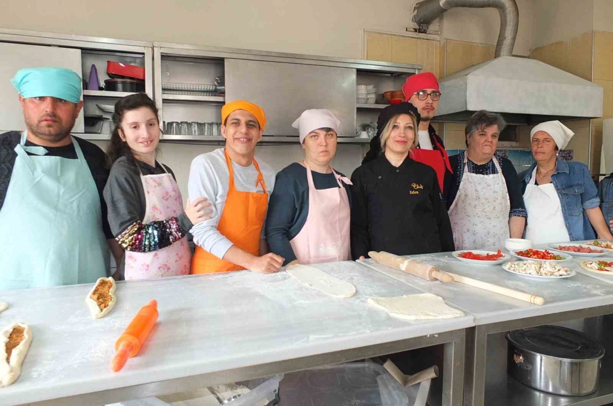 Balıkesir’de özel gençler mutfağa girdi pide ve pizza yaptı

