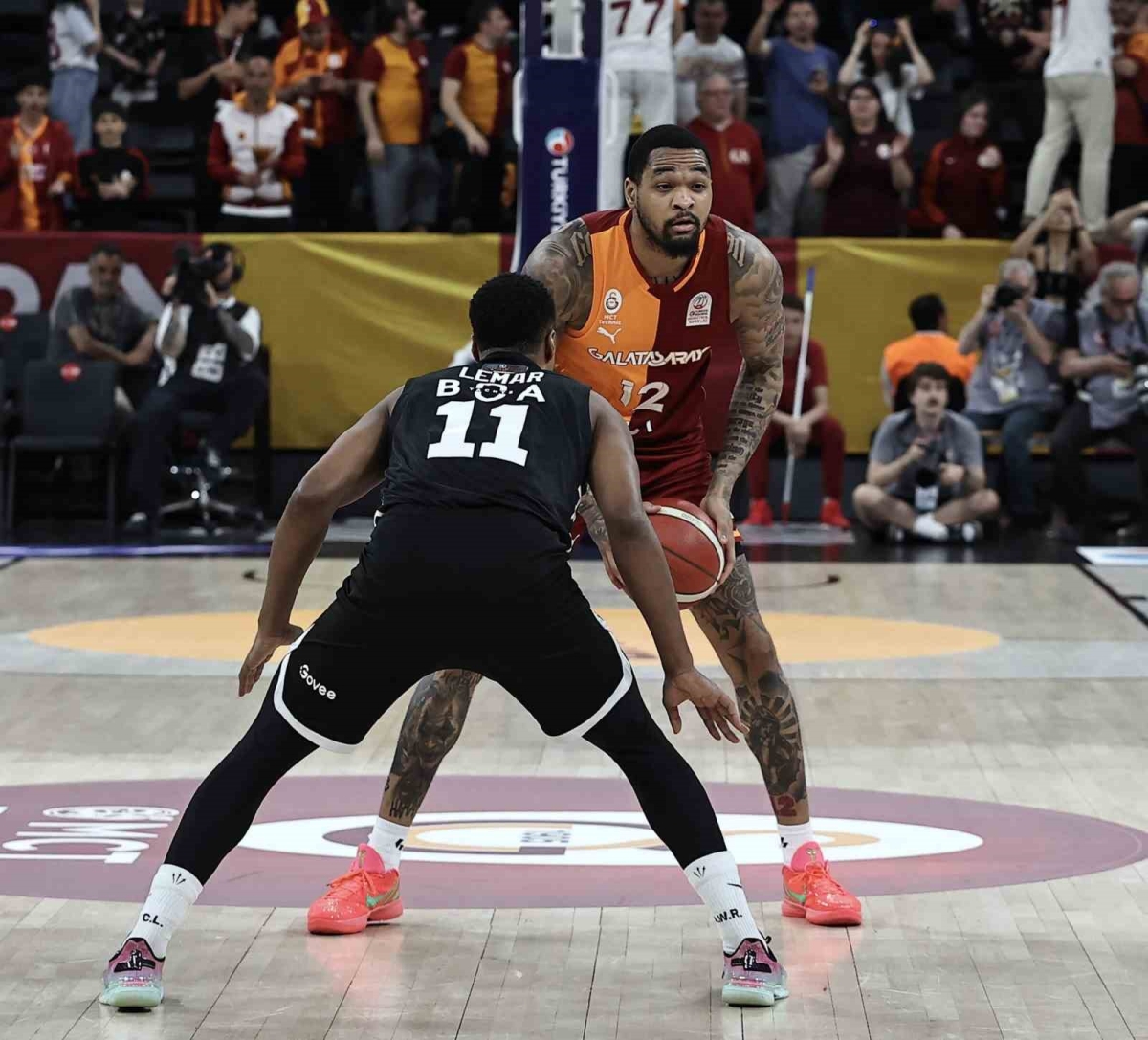 Beşiktaş ile Galatasaray yarı final için parkeye çıkacak
